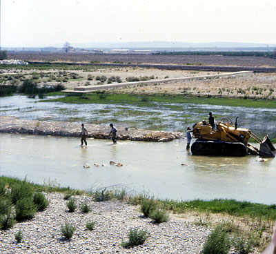 Lavori di drenaggio del greto per arginare le piene del fiume. (foto Gioacchino Albanese)