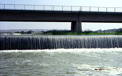 Ossigenazione delle acque del fiume attraverso la cascata artificiale costruita al confine tra il territorio di Cerignol