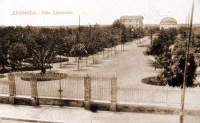 Villa comunale di Cerignola. Il padiglione che si scorge sul fondo fu il luogo dove si tenne il pranzo dei congressisti.