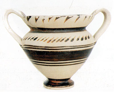 <i>Kantharos</i> alto 11 cm. La decorazione è a fasce e a motivi fitomorfi. Reperto della tomba 1. (dal volume GIOVANNA 