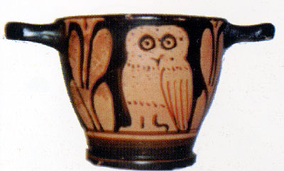 <i>Skyphos</i> alto 7 cm e mezzo raffigurante una civetta. Reperto della tomba 1. (dal volume GIOVANNA PACILIO - GIUSEPP