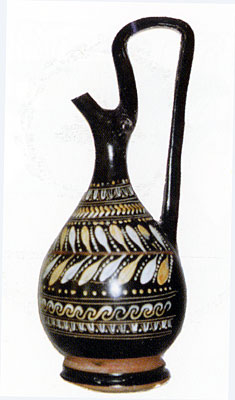 Un'<i>epichysis</i> alta 18 cm. Reperto della tomba 1. (dal volume GIOVANNA PACILIO - GIUSEPPE COMPAGNI, Terra antica di