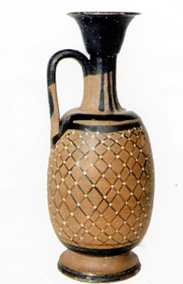 Un <i>lekythos</i> alto 13 cm, con decorazione a reticolo. Reperto della tomba 1. (dal volume GIOVANNA PACILIO - GIUSEPP