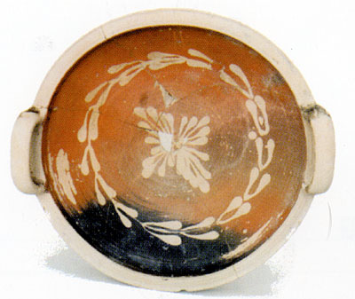 Un <i>phiale</i> di 33 cm di diametro con decorazione vegetale. Reperto della tomba 1. (dal volume GIOVANNA PACILIO - GI