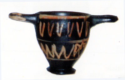 <i>Skyphos</i> alto 5 cm a vernice nera. Reperto della tomba 1. (dal volume GIOVANNA PACILIO - GIUSEPPE COMPAGNI, Terra 