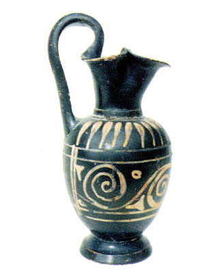 <i>Oinochoe</i> alta cm 16 con decorazione a pampini. Reperto della tomba 1. (dal volume GIOVANNA PACILIO - GIUSEPPE COM