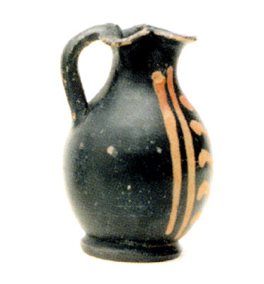 <i>Oinochoe</i> di cm 6 con decorazione a palmetta. Reperto della tomba 1. (dal volume GIOVANNA PACILIO - GIUSEPPE COMPA