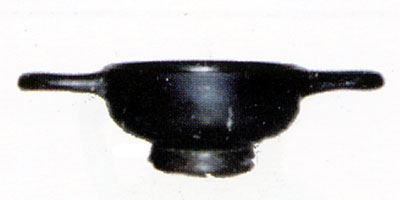 Coppetta a doppia ansa alta 3 cm a vernice nera. Reperto della tomba 1. (dal volume GIOVANNA PACILIO - GIUSEPPE COMPAGNI
