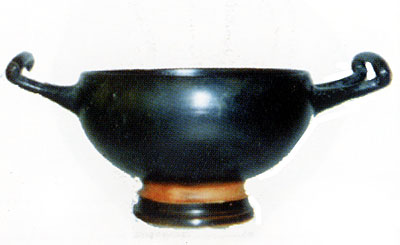 Coppetta con doppia ansa a bastoncello. Altezza 6 cm. Reperto della tomba 1. (dal volume GIOVANNA PACILIO - GIUSEPPE COM