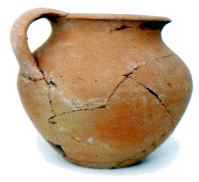 Pentolino rituale di 11 cm di altezza. Reperto della tomba 1. (dal volume GIOVANNA PACILIO - GIUSEPPE COMPAGNI, Terra an