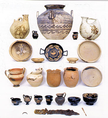 Corredo funerario della tomba 2. (dal volume GIOVANNA PACILIO - GIUSEPPE COMPAGNI, Terra antica di Cerignola, tra Lupara