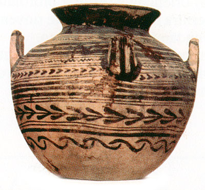 <i>Olla</i> ad imbuto alta cm 23. Ha due anse a maniglia e due prese a forma di mano. E' decorata con motivi fitomorfi. 
