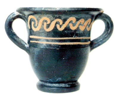 <i>Kantharos</i> alto 5 cm a vernice nera. Reperto della tomba 2. (dal volume GIOVANNA PACILIO - GIUSEPPE COMPAGNI, Terr