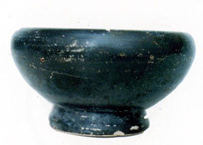 Coppetta del diametro di 8 cm a vernice nera. Reperto della tomba 2. (dal volume GIOVANNA PACILIO - GIUSEPPE COMPAGNI, T