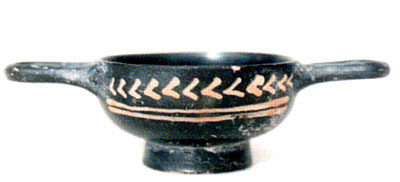 Coppetta a doppia ansa con un tipo di decorazione che gli archeologi chiamano a <i>chevrons</i>. Reperto della tomba 2. 