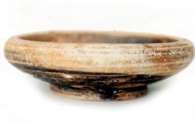 Coppetta del diametro di 9 cm. Reperto della tomba 2. (dal volume GIOVANNA PACILIO - GIUSEPPE COMPAGNI, Terra antica di 