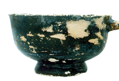 Coppetta con un sola ansa de diametro di 10 cm circa, a vernice nera. Reperto della tomba 2. (dal volume GIOVANNA PACILI