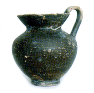 Brocchetta alta 6 cm. Reperto della tomba 2. (dal volume GIOVANNA PACILIO - GIUSEPPE COMPAGNI, Terra antica di Cerignola