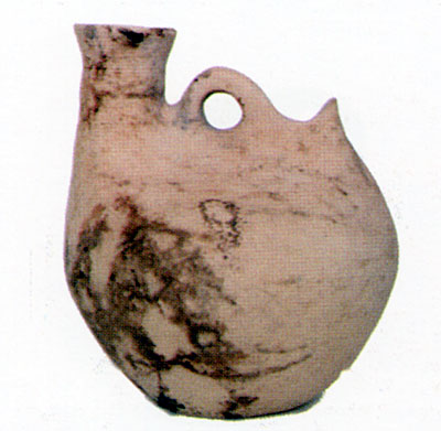 <i>Askos</i> alto 18 cm. Reperto della tomba 2. (dal volume GIOVANNA PACILIO - GIUSEPPE COMPAGNI, Terra antica di Cerign