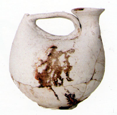 <i>Askos</i> alto 18 cm circa, con un'ansa a nastro. Reperto della tomba 2. (dal volume GIOVANNA PACILIO - GIUSEPPE COMP
