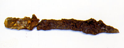 Spada in ferro lunga 27 cm. Reperto della tomba 2. (dal volume GIOVANNA PACILIO - GIUSEPPE COMPAGNI, Terra antica di Cer