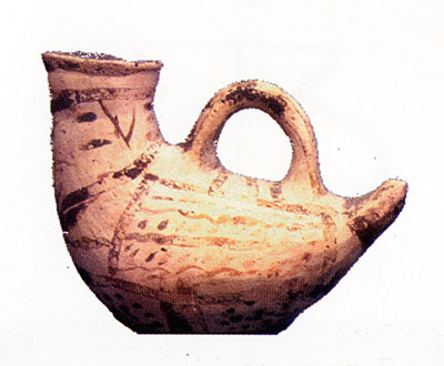 <i>Askos</i> alto 9 cm circa, con un corpo a forma di otre e con ansa decorata a fasce. Reperto della tomba 5. (dal volu