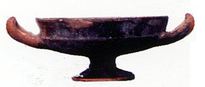 <i>Kilyx</i> del diametro di 14 cm, a vernice nera e con anse a cordolo. Reperto della tomba 5. (dal volume GIOVANNA PAC