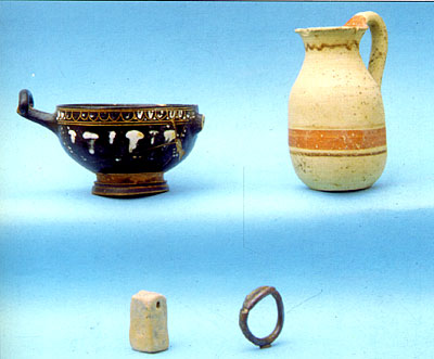 Corredo funerario della tomba 6. (dal volume GIOVANNA PACILIO - GIUSEPPE COMPAGNI, Terra antica di Cerignola, tra Lupara