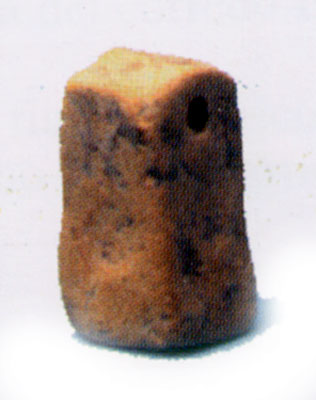 Peso da telaio alto 3 cm. Reperto della tomba 6. (dal volume GIOVANNA PACILIO - GIUSEPPE COMPAGNI, Terra antica di Cerig