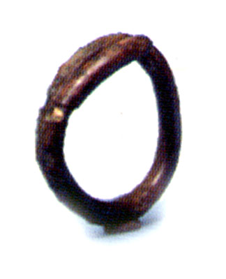 <i>Armilla</i> in bronzo del diametro di 3 cm. Reperto della tomba 6. (dal volume GIOVANNA PACILIO - GIUSEPPE COMPAGNI, 