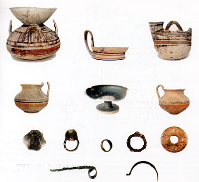 Corredo funerario della tomba 9. (dal volume GIOVANNA PACILIO - GIUSEPPE COMPAGNI, Terra antica di Cerignola, tra Lupara