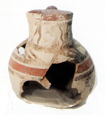 <i>Askos</i> alto cm 15. Reperto della tomba 9. (dal volume GIOVANNA PACILIO - GIUSEPPE COMPAGNI, Terra antica di Cerign