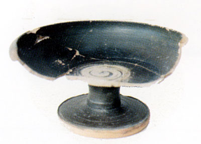 Piatto su piede a vernice nera. Reperto della tomba 9. (dal volume GIOVANNA PACILIO - GIUSEPPE COMPAGNI, Terra antica di