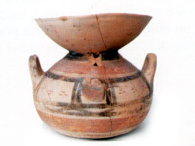 <i>Olla</i> ad imbuto alta cm 21 e mezzo, con due anse a maniglia e due elementi plastici a forma di testa di animale. R