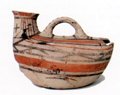 <i>Askos</i> alto cm 18 a forma di otre. Reperto della tomba 10. (dal volume GIOVANNA PACILIO - GIUSEPPE COMPAGNI, Terra