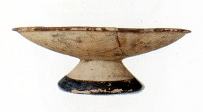 Piatto, su piede, del diametro di 13 cm circa. Reperto della tomba 10. (dal volume GIOVANNA PACILIO - GIUSEPPE COMPAGNI,