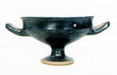 <i>Kylix</i> del diametro di 15 cm a vernice nera lucida e col piede a calice. Reperto della tomba 10. (dal volume GIOVA