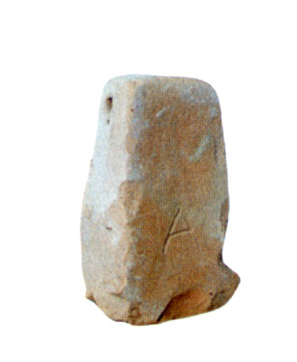 Piramidetta in terracotta, alta 8 cm, usata come contrappeso da telaio, a corredo della tomba con sepoltura femminile. (