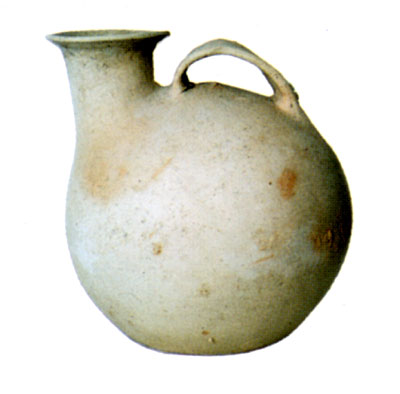 Askos di 31 cm, unico elemento a corredo della tomba. (dal volume GIOVANNA PACILIO - GIUSEPPE COMPAGNI, Terra antica di 