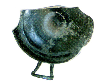 Kilyx in argilla, verniciata in nero a corredo della tomba. (dal volume GIOVANNA PACILIO - GIUSEPPE COMPAGNI, Terra anti
