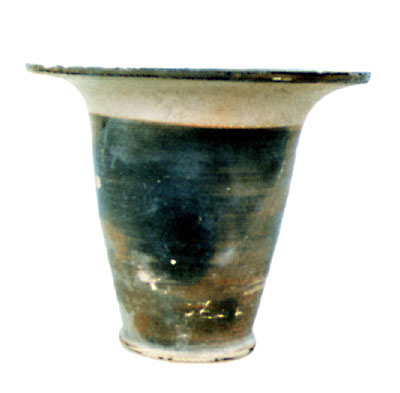 Kalathos in argilla di 19 cm, a corredo della tomba. (dal volume GIOVANNA PACILIO - GIUSEPPE COMPAGNI, Terra antica di C