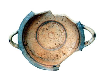 Coppa in argilla a corredo della tomba. (dal volume GIOVANNA PACILIO - GIUSEPPE COMPAGNI, Terra antica di Cerignola, tra