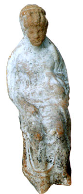 Statuetta femminile di 13 cm, a corrdo della tomba. (dal volume GIOVANNA PACILIO - GIUSEPPE COMPAGNI, Terra antica di Ce
