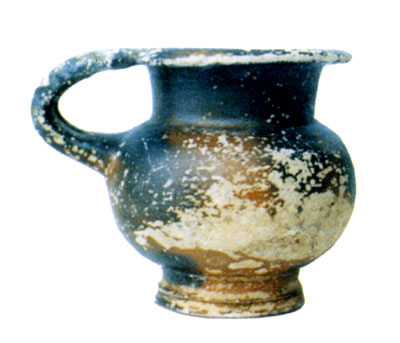 Brocca alta 6 cm, a corredo della tomba. (dal volume GIOVANNA PACILIO - GIUSEPPE COMPAGNI, Terra antica di Cerignola, tr