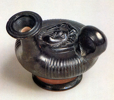 Salapia: vasetto per profumi ritrovato in una tomba del IV secolo. (dal volume IL MUSEO DI FOGGIA, Foggia 1986)