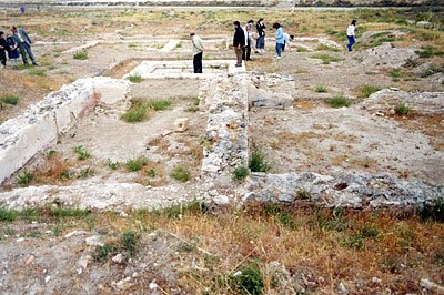 Resti delle pareti delle stanze che si affacciavano sull'atrio tetrastilo di Villa di Salpi. (foto Gioacchino Albanese)