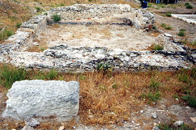 Resti delle pareti di una delle stanze della villa. I muri erano costruiti con pietre croste e malta. (foto Gioacchino A