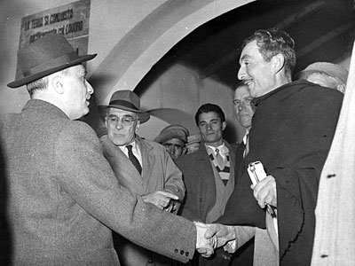 L'on. Amintore Fanfani, al quale si deve il nome Borgo Libertà, a colloquio con uno dei contadini assegnatari delle terr