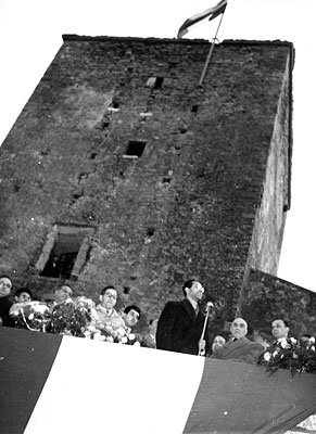 L'on. Colombo tiene il discorso inaugurale. (Foto d'archivio della Regione Puglia)