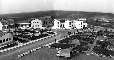 La piazzetta e i giardini antistanti Torre Alemanna . (Foto d'archivio della Regione Puglia)